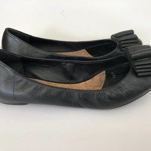 DKNY leather flat slippers